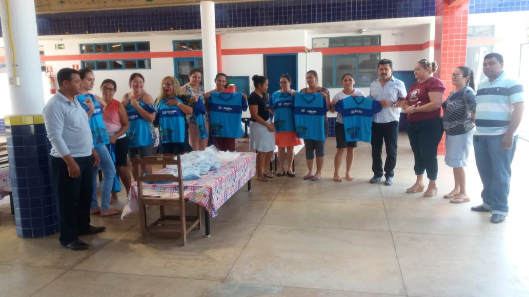 Uniformes sendo entregues aos funcionários do Centro Municipal de Educação Infantil João Batista de Jesus Ribeiro